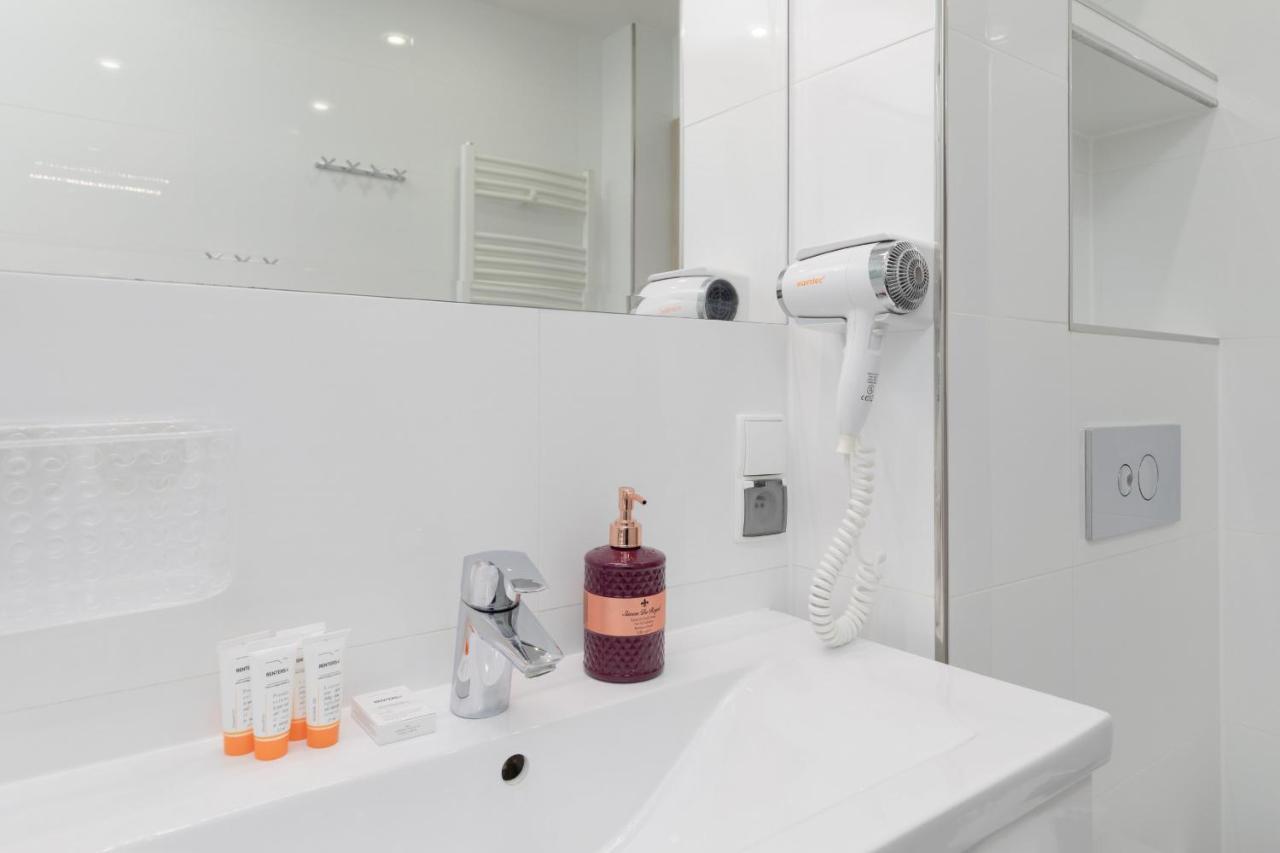 Przestronny Z Balkonem - Przy Porcie - By Renters Apartment *
